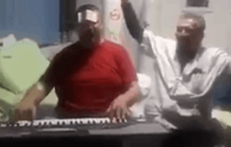URNEBESNI SNIMAK IZ KOVID BOLNICE KOD GRAČANICE:  Pacijent uz klavijaturu peva iz inata (VIDEO)